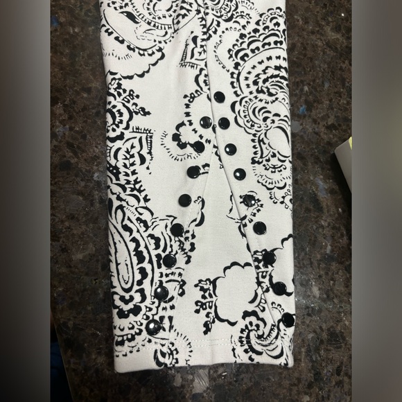 White and black paisley print capri pants -Slim Factor by Investments - Picture 4 of 6